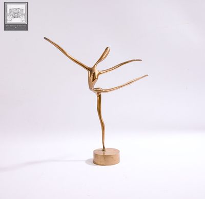 une statue en or représentant une femme les bras tendus