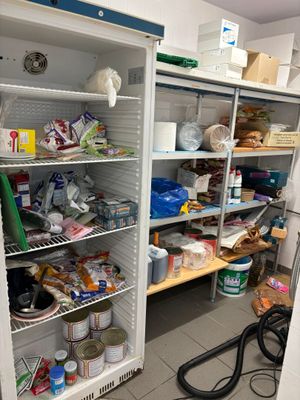 un réfrigérateur rempli de produits, dans une cuisine