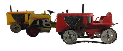 deux tracteurs miniatures posés l'un à côté de l'autre