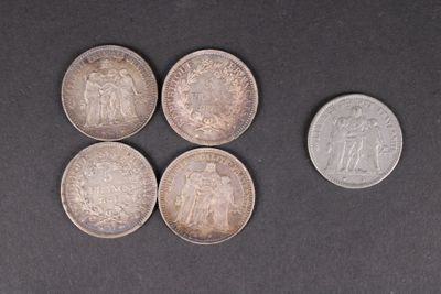 quatre pièces différentes sont présentées sur une surface noire, à côté d'une pièce