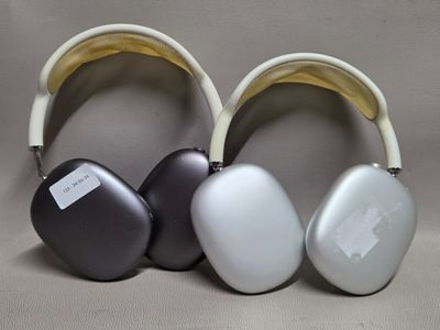 trois casques posés les uns à côté des autres sur une table