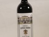 une bouteille de vin posée sur une table
