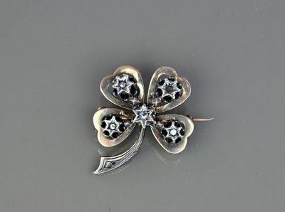 Broche trèfle en or 18k (poinçon tête de cheval) et argent a…