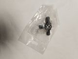 un petit objet noir dans un sac en plastique posé sur une surface blanche
