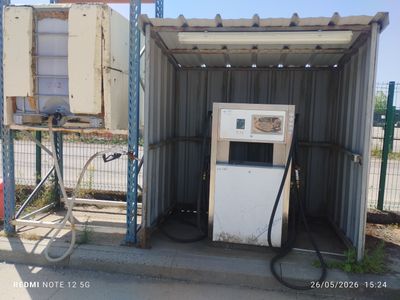 une station-service devant laquelle est garé un vélo