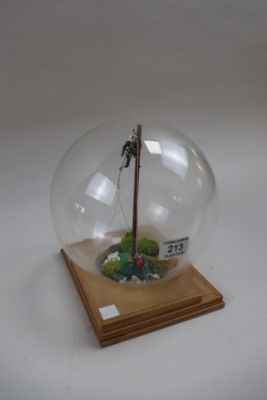une boule de verre contenant un petit bateau