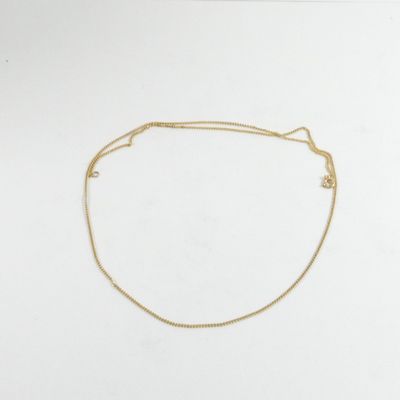 un bracelet à chaîne en or avec une breloque en forme de cœur sur fond blanc