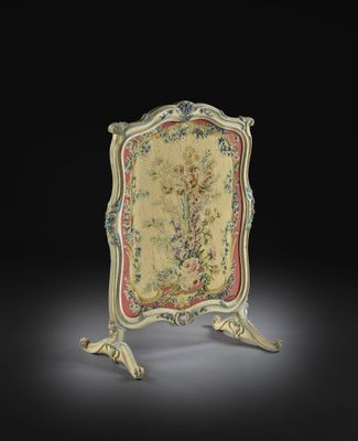 une chaise richement décorée, dont le dossier est orné d'un motif floral