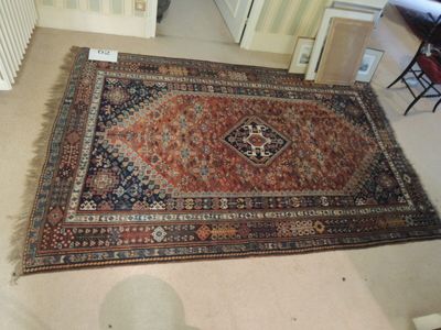 un grand tapis posé sur le sol d'une pièce