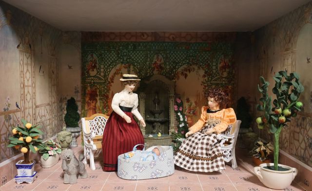 Diorama. Composition miniature, dans une vitrine en bois, vitre e...