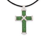 un pendentif en forme de croix en diamants verts et blancs, monté sur un cordon noir