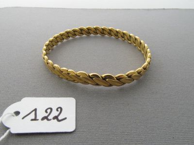 gros plan d'un bracelet en or portant une étiquette de prix