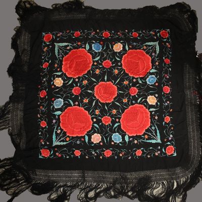 brodé de roses rouges et de franges noires sur fond noir