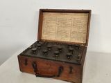 une vieille boîte en bois contenant tout un tas de boutons