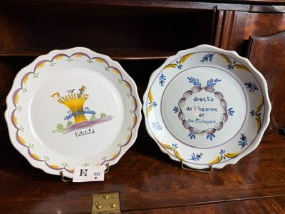 deux assiettes posées sur un piano