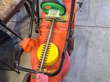 une tondeuse à gazon posée sur le sol