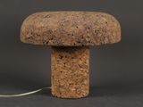 une lampe en liège en forme de champignon, munie d'un cordon