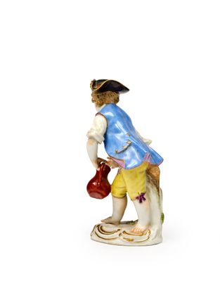 une figurine représentant un garçon avec un arrosoir