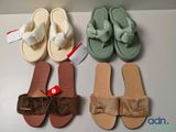 quatre paires de chaussons sont alignées sur une surface blanche