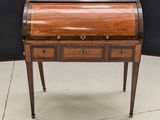 une image représentant un petit bureau en bois muni de tiroirs