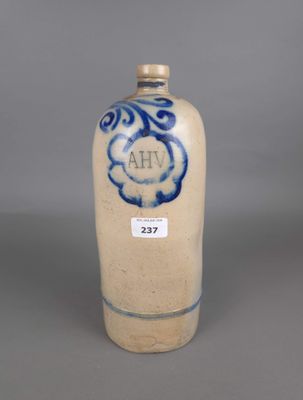 vase bleu et blanc orné d'un motif de volutes bleues sur le fond