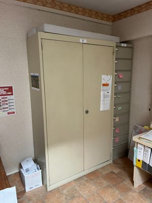 une pièce équipée d'un lit, d'un bureau et d'armoires