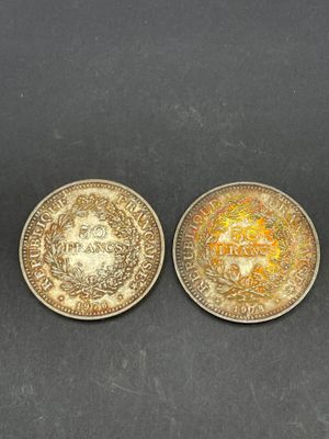 deux pièces, une en or et une en argent, posées sur une surface noire
