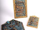 trois œuvres d'art posées sur une table