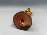 une image en gros plan d'un objet en bois posé sur une surface blanche