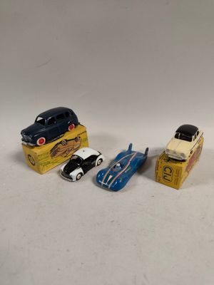 trois voitures jouets assises l'une à côté de l'autre sur une table