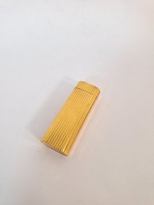 un briquet posé sur une surface blanche
