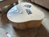 deux chaises et une table dans un salon