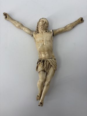 statue de Jésus sur la croix sur fond blanc