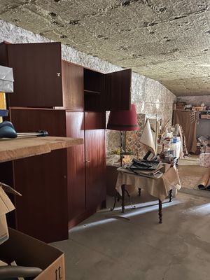 une image représentant une pièce dans laquelle se trouvent de nombreux meubles