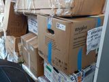 de nombreux cartons empilés les uns sur les autres dans un entrepôt