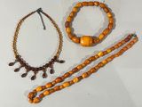 trois bijoux posés sur une surface blanche