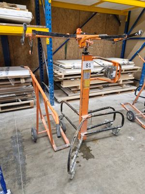 deux chariots qui se trouvent dans un entrepôt avec des palettes