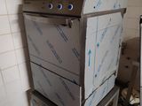 des boîtes empilées sur une cuisinière dans une cuisine où se trouve une poubelle