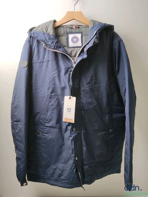 la veste est suspendue à un cintre sur le mur