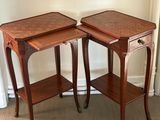 une paire de tables d'appoint avec des tiroirs de chaque côté