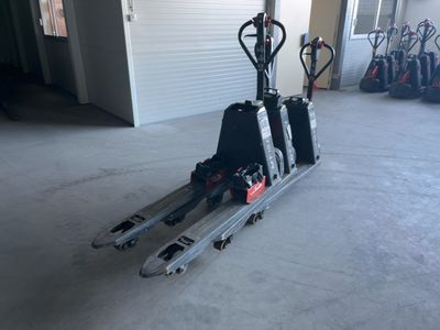 une photo d'un chariot élévateur dans un garage
