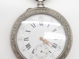une montre de poche en argent avec des chiffres romains