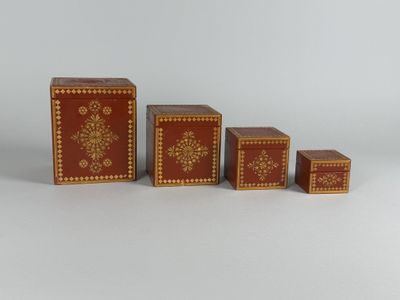 Ensemble de quatre boîtes gigognes cubiques en bois laqué ro…