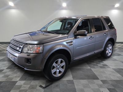 une photo d'un Land Rover argenté garé dans un garage
