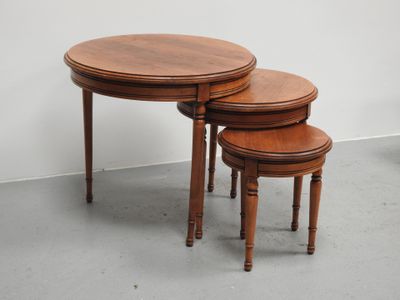 deux tables au plateau en bois sont posées sur un sol en béton
