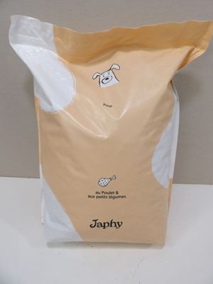 un sac de nourriture posé sur une table