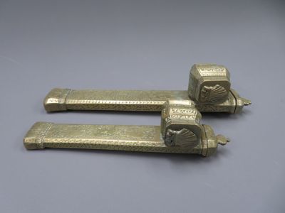 Deux encriers de voyage en bronze richement ciselé.