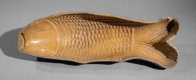 une image représentant un objet en bois en forme de poisson posé sur une table