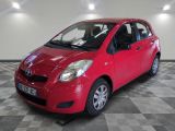une photo d'une Toyota Yaris rouge garée dans un garage