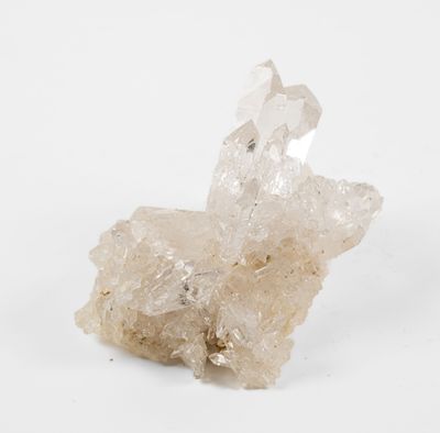 grappe de cristaux de quartz sur fond blanc avec un fond blanc